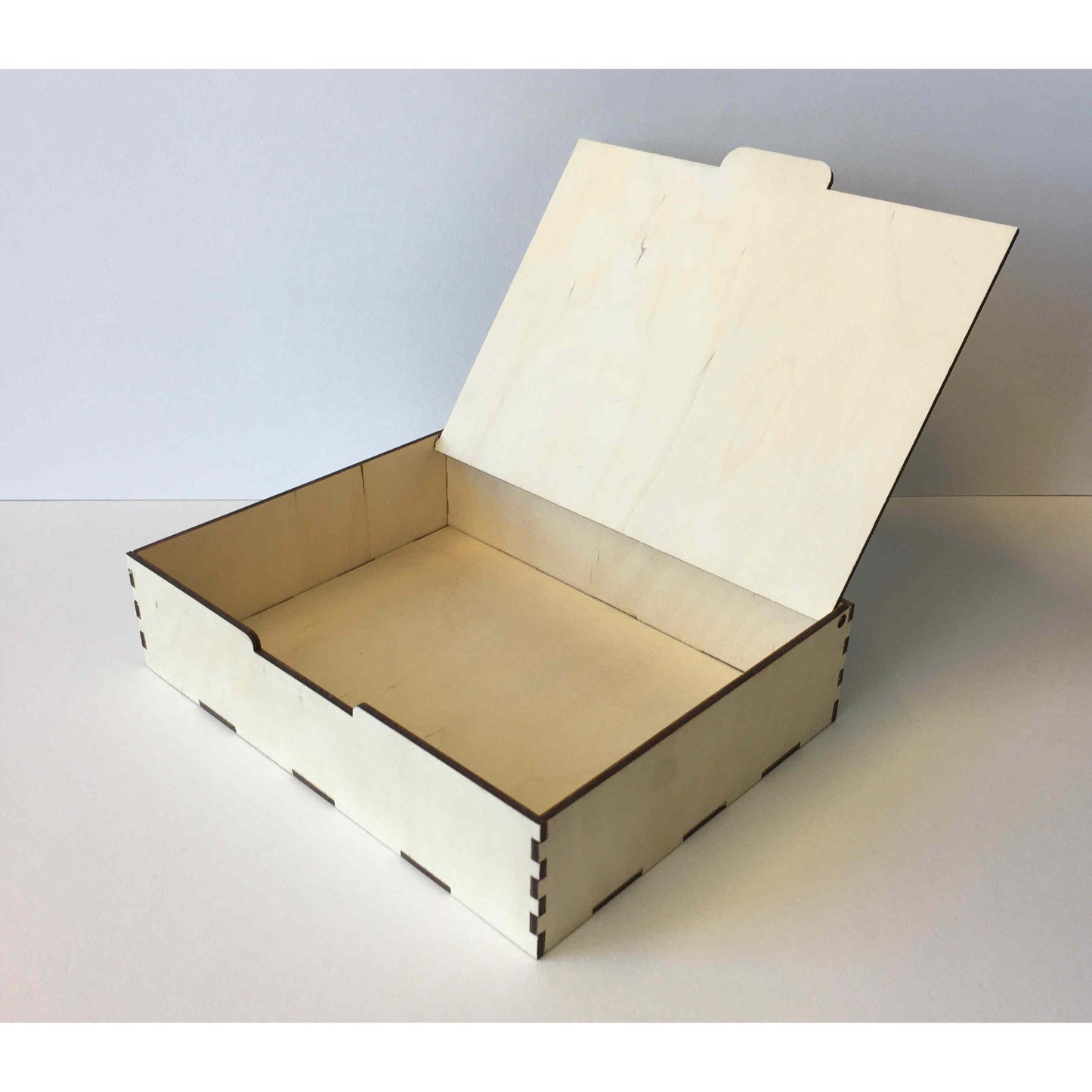 Holzkiste mit Deckel aus Holz, dekorative Holzbox von Holzdeko-Lasercut-Gravur, sichtbare Holzmaserung und handgefertigtes Design