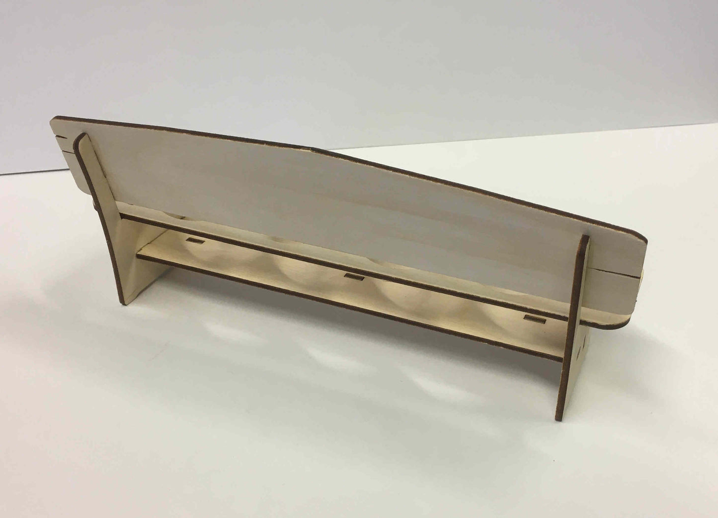 Holz-Schnapsbank aus Holzdeko-Lasercut-Gravur, stilvolle Holzdekoration für Geburtstagsfeiern, detailreiche Holzschnapsbank