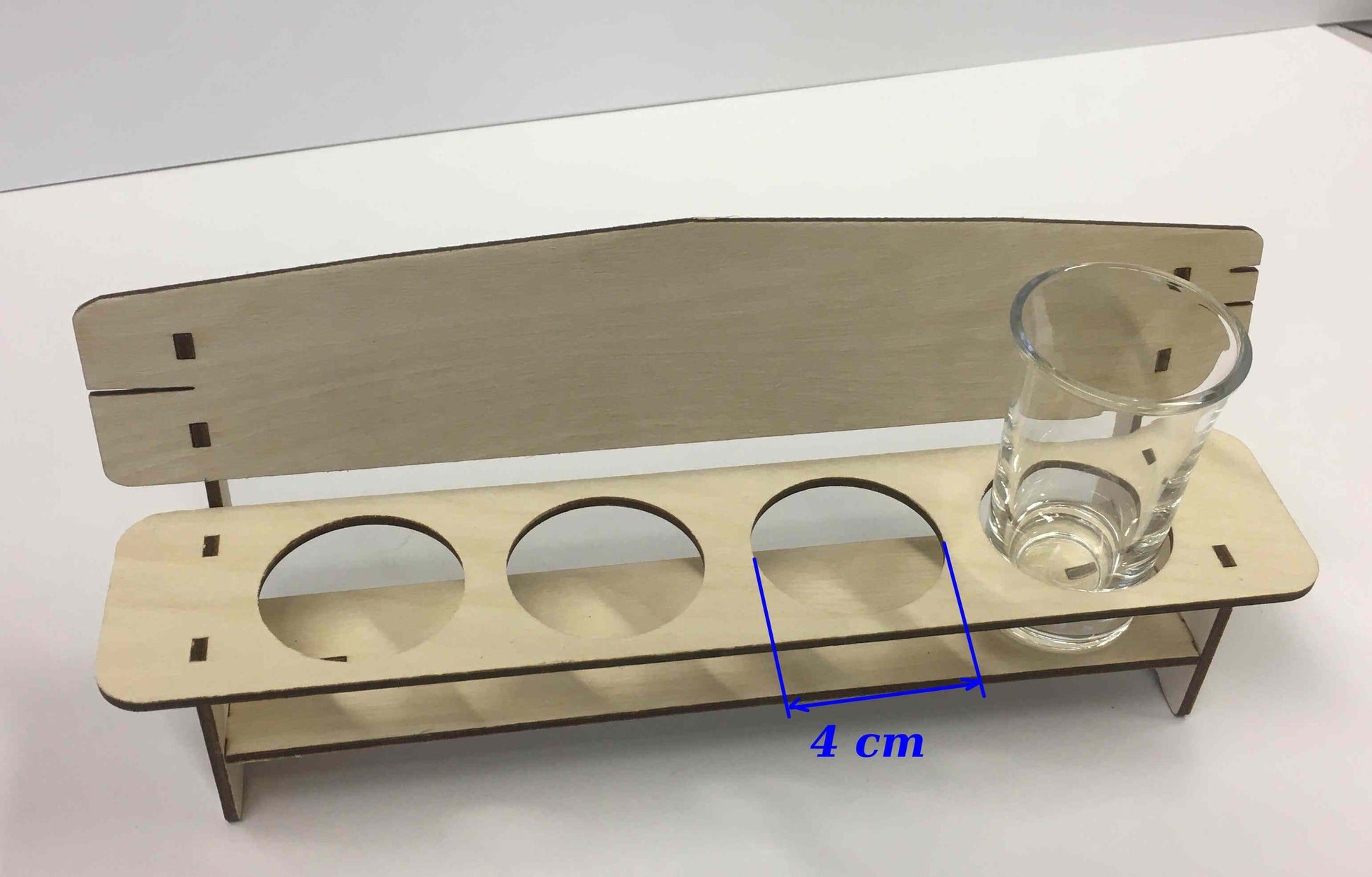 Holz-Schnapsbank als stilvolle Holzdeko, detailreiche Gravur, aus Holz gefertigt, perfekte Geschenkidee für Dekoration und Sammler