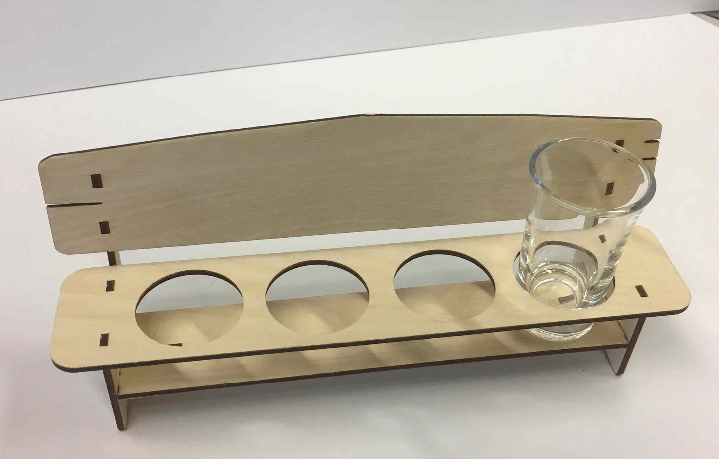 Holz Schnapsbank aus Holz mit Gravur, stilvolle Holzdeko für Zuhause, dekoratives Holzobjekt von Holzdeko-Lasercut-Gravur