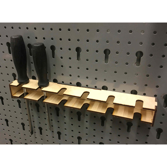 Holzdeko-Lasercut-Gravur Schraubendreher-Halter für Küpper Skadis Pegboard, aus Holz gefertigt, mit Schraubendreher-Aufnahme.