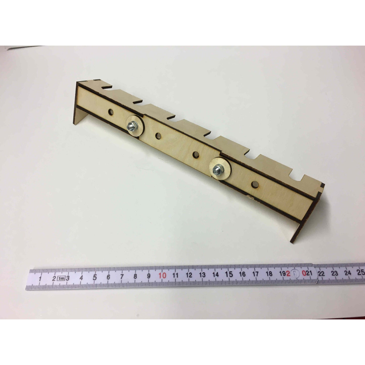 Holzdeko-Lasercut-Gravur Schraubendreher-Halter für Küpper Skadis Pegboard, aus Holz, mit mehreren Befestigungslöchern.