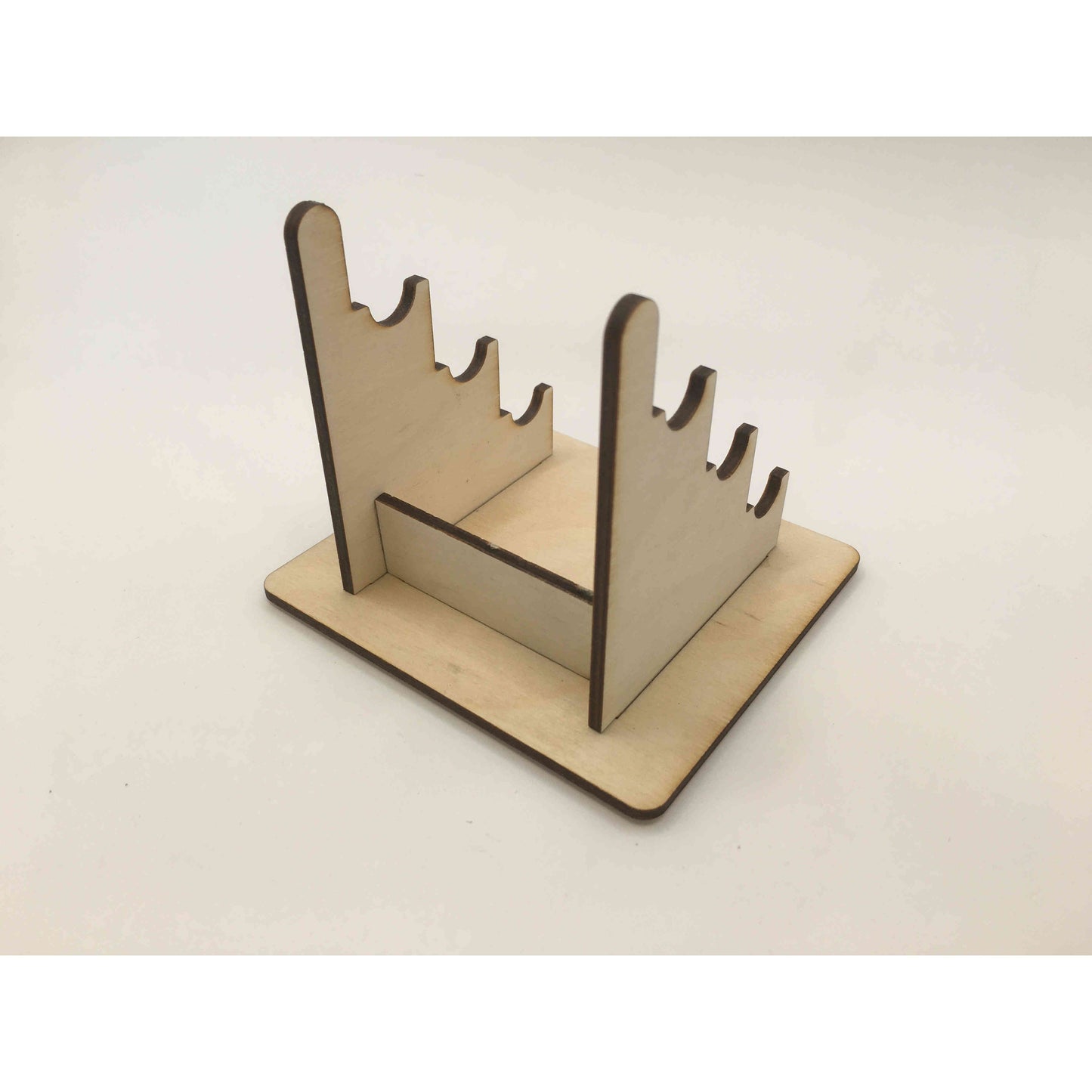 Hölzerner Stiftehalter von Holzdeko-Lasercut-Gravur mit mehreren Fächern für Stifte und Schreibutensilien.